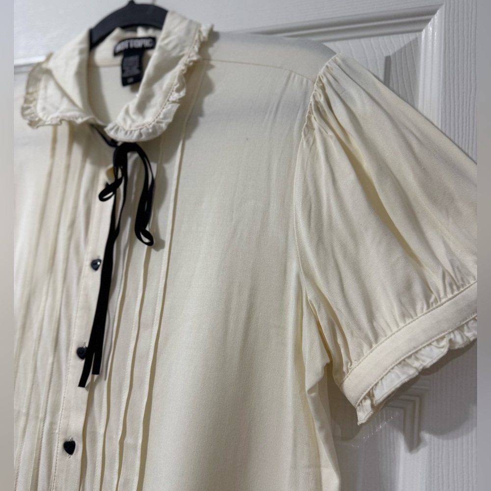 ✨SOLD✨Hot Topic Antique White Ruffle Bow Woven Button-Up ✨NWT - Picture 4 of 6